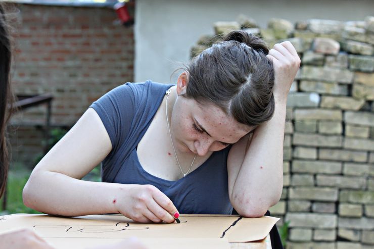 Nadin ganz vertieft in ihre Zeichnung