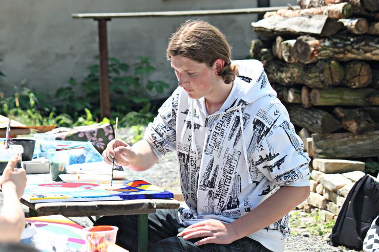Benny malt mit Seelenruhe